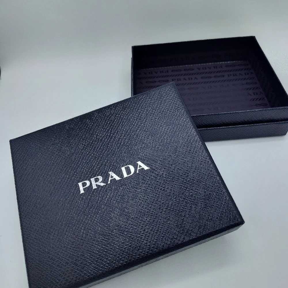 🎉🎉HOST PICK🎉🎉AUTHENTIC PRADA BEAUTY Triangle Mirror Charm Pink Gold Gift Box